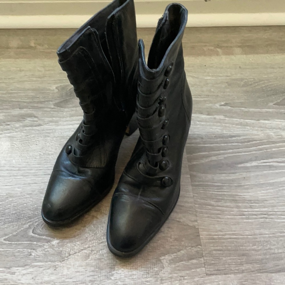 Poppie black boots with heels